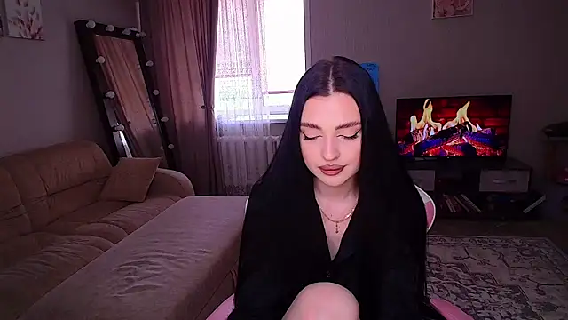 yoursLina online show from June 9, 9:21 am