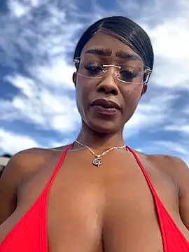 CocoaLuxeXXX online show from June 18, 1:15 pm