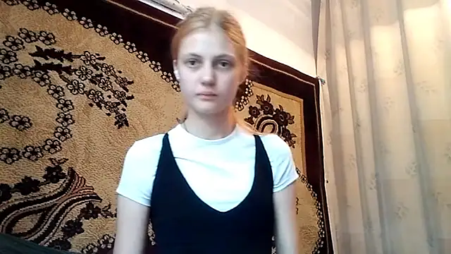 Snapshot of LunaLaday chatting on May 18, 2:40 am LunaLaday online show from May 18, 2:40 am