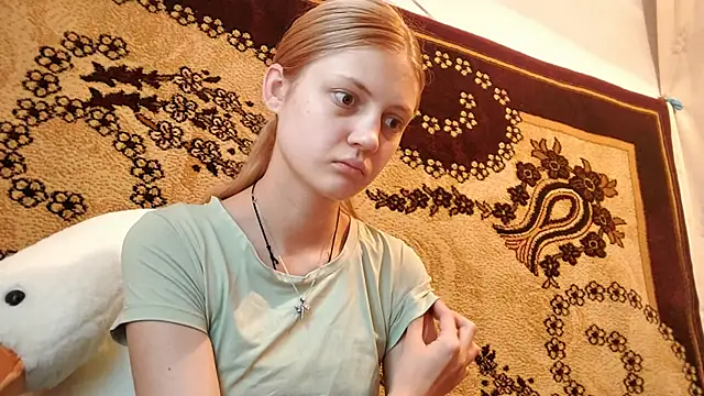 Snapshot of LunaLaday chatting on June 6, 3:22 am LunaLaday online show from June 6, 3:22 am
