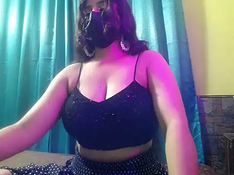 -Queenie online show from July 3, 7:20 pm