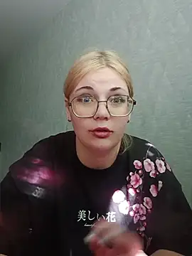 Snapshot of LoisFox chatting on June 9, 11:33 am LoisFox online show from June 9, 11:33 am