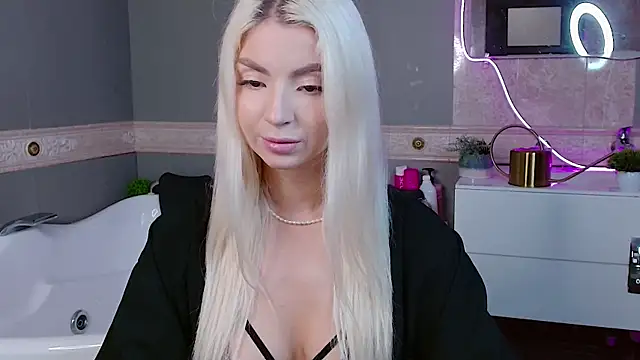 Snapshot of BellaMurre chatting on May 19, 12:44 pm BellaMurre online show from May 19, 12:44 pm