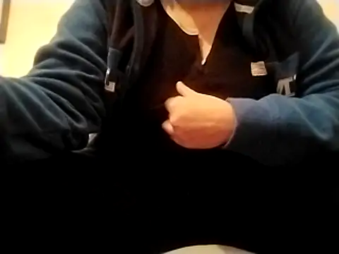 Snapshot of Cuginetti chatting on April 23, 8:22 pm Cuginetti online show from April 23, 8:22 pm