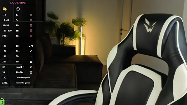 Snapshot of Leslie_Scott chatting on July 14, 1:08 am Leslie Scott online show from July 14, 1:08 am