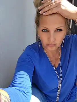 Divineblond online show from May 15, 1:40 pm