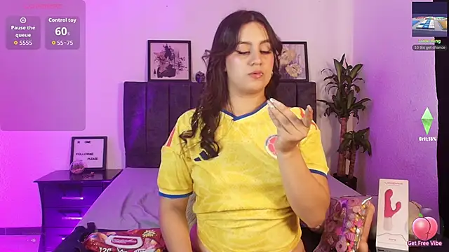Snapshot of Mia_Collins_21 chatting on June 12, 8:19 pm Mia Collins 21 online show from June 12, 8:19 pm