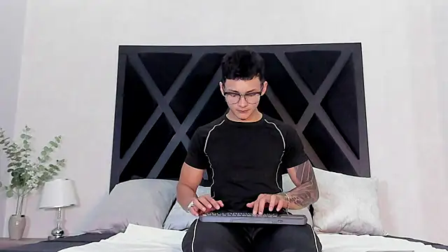 Snapshot of Alan_Salazar chatting on May 19, 6:03 pm Alan Salazar online show from May 19, 6:03 pm