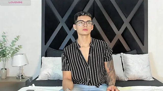 Snapshot of Alan_Salazar chatting on May 22, 5:40 pm Alan Salazar online show from May 22, 5:40 pm