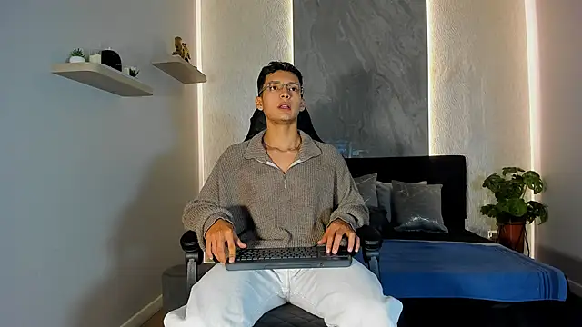 Snapshot of Alan_Salazar chatting on May 24, 2:22 pm Alan Salazar online show from May 24, 2:22 pm