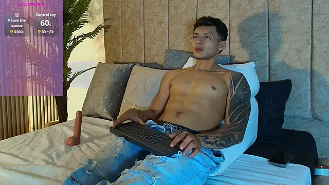 Snapshot of Alan_Salazar chatting on June 5, 12:06 am Alan Salazar online show from June 5, 12:06 am