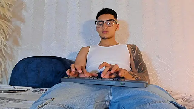 Snapshot of Alan_Salazar chatting on June 11, 5:44 pm Alan Salazar online show from June 11, 5:44 pm