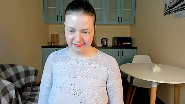Snapshot of NellieBev chatting on May 8, 2:33 pm NellieBev online show from May 8, 2:33 pm