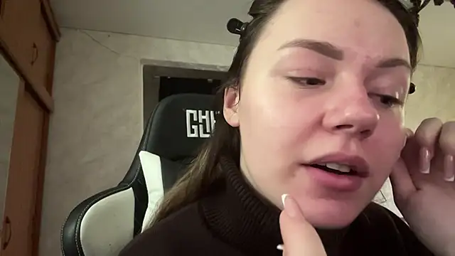 LeslySerna online show from April 24, 9:01 am