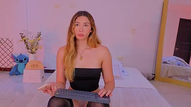 Lovelymoon  online show from May 16, 3:14 am