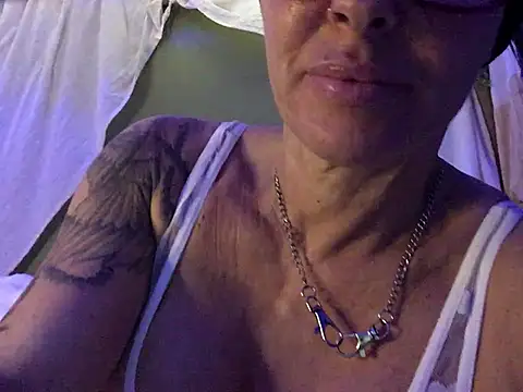Snapshot of claraxloveuse chatting on May 8, 12:21 pm claraxloveuse online show from May 8, 12:21 pm