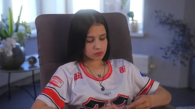 KarenaKukler online show from April 25, 1:41 pm