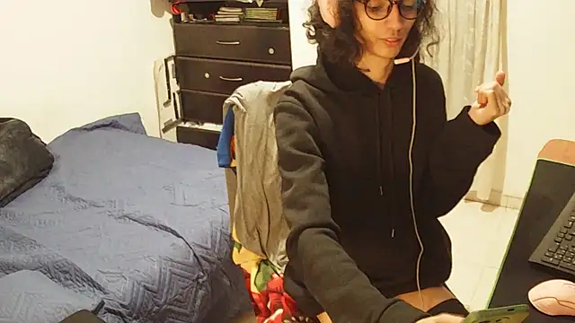hxxyro1 online show from May 1, 3:33 am