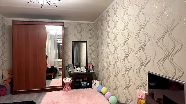 MollyWow online show from April 29, 5:30 pm