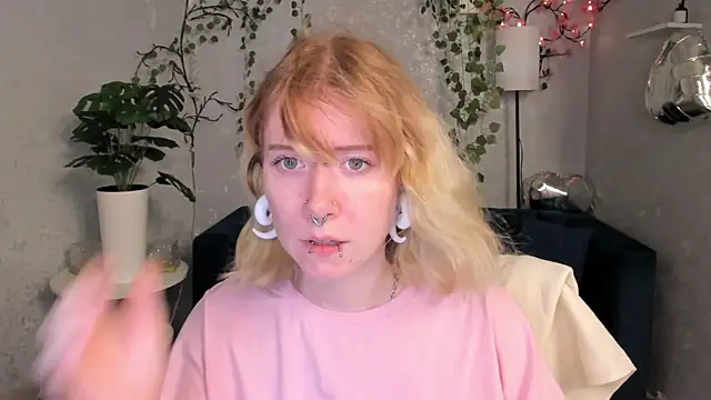 Snapshot of Elira_Vane chatting on June 22, 3:08 am Elira Vane online show from June 22, 3:08 am