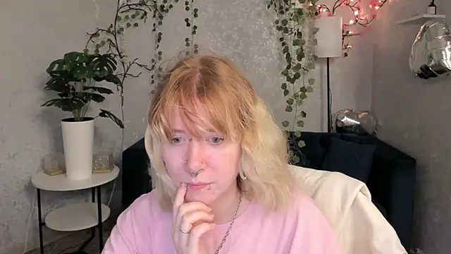 Snapshot of Elira_Vane chatting on June 22, 3:25 am Elira Vane online show from June 22, 3:25 am