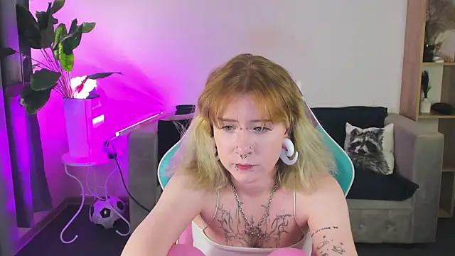 Snapshot of Elira_Vane chatting on June 25, 3:17 am Elira Vane online show from June 25, 3:17 am