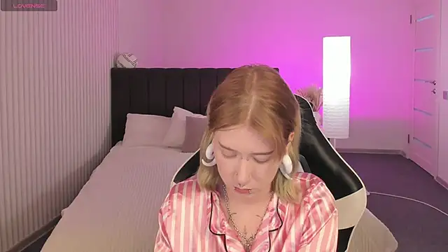 Snapshot of Elira_Vane chatting on June 30, 2:56 am Elira Vane online show from June 30, 2:56 am