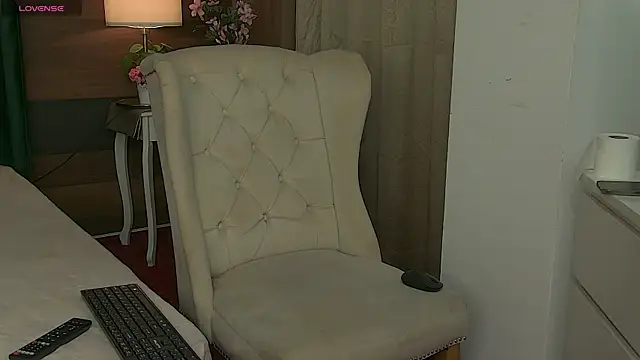 Snapshot of AlyceBeau chatting on June 5, 6:09 am AlyceBeau online show from June 5, 6:09 am