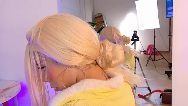 ZoeyPetit online show from June 12, 3:44 pm