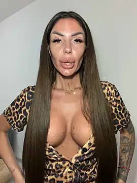 Snapshot of RaquelleXO chatting on June 12, 9:30 am RaquelleXO online show from June 12, 9:30 am