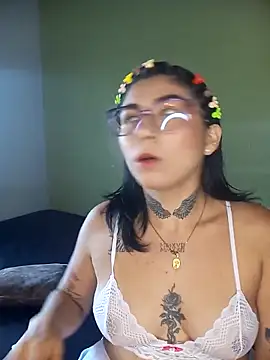 PequenaNena online show from April 30, 2:23 pm