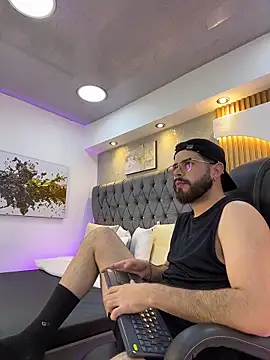Snapshot of DomBoy_ chatting on May 21, 8:05 pm DomBoy online show from May 21, 8:05 pm