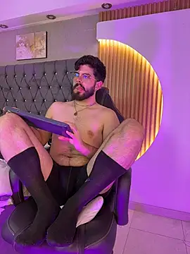 Snapshot of DomBoy_ chatting on May 27, 1:57 am DomBoy online show from May 27, 1:57 am