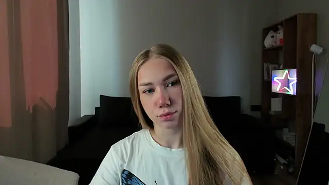 Snapshot of AnnaAlexArti chatting on June 2, 4:58 am AnnaAlexArti online show from June 2, 4:58 am