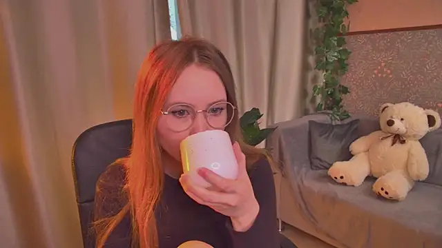 FloraLarsson online show from June 8, 10:26 am