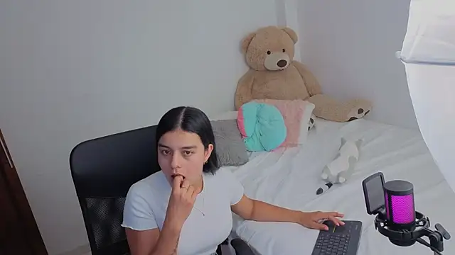 valerihouse  online show from May 5, 1:02 am