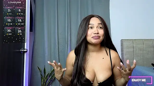 Snapshot of megangil_ chatting on July 12, 6:37 am megangil online show from July 12, 6:37 am