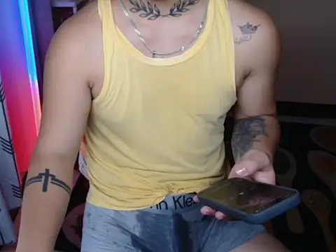 Snapshot of Ashtonfuckingboi chatting on July 3, 7:15 am Ashtonfuckingboi online show from July 3, 7:15 am