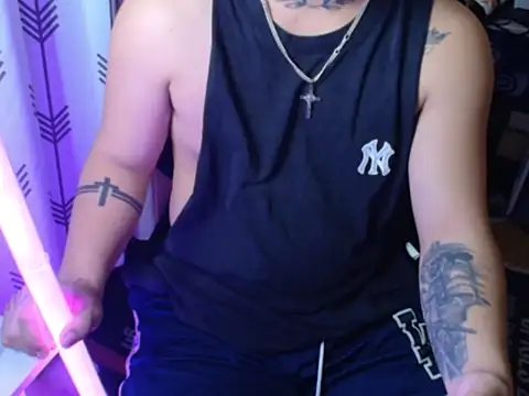 Snapshot of Ashtonfuckingboi chatting on July 22, 6:22 pm Ashtonfuckingboi online show from July 22, 6:22 pm