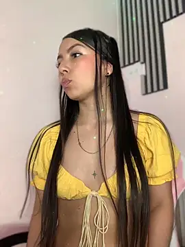 Snapshot of Julieth_ec chatting on May 22, 12:22 pm Julieth ec online show from May 22, 12:22 pm