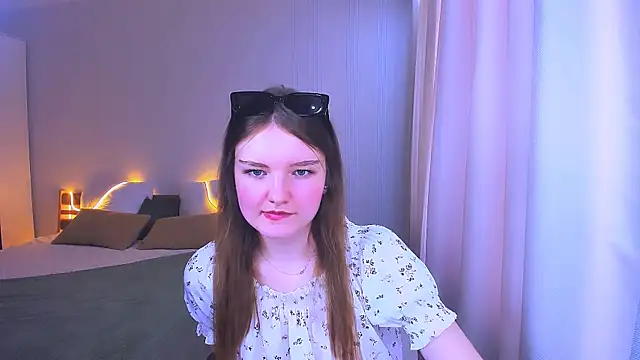 Snapshot of LookEva chatting on June 13, 11:19 am LookEva online show from June 13, 11:19 am