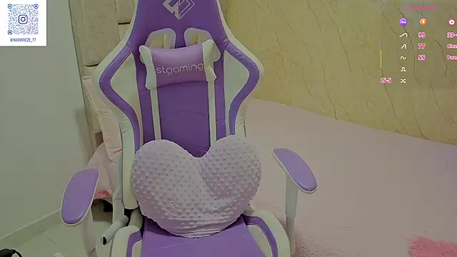 Snapshot of Naomilaurent chatting on July 9, 10:14 pm Naomilaurent online show from July 9, 10:14 pm