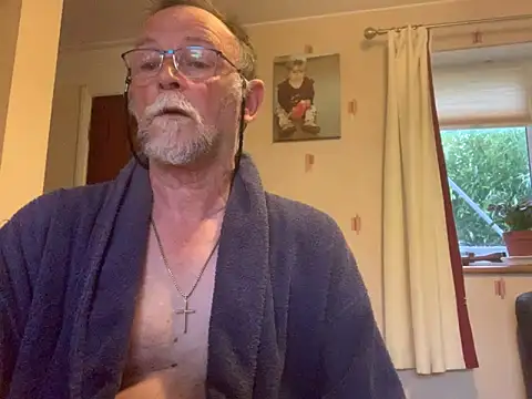 Snapshot of Moonraker64 chatting on June 22, 4:42 am Moonraker64 online show from June 22, 4:42 am