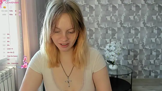 Snapshot of L_aura chatting on May 9, 7:13 am L aura online show from May 9, 7:13 am