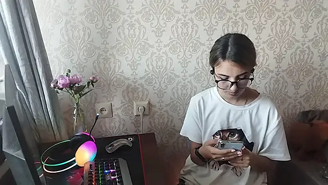 Snapshot of By_Mira chatting on May 24, 3:17 pm By Mira online show from May 24, 3:17 pm