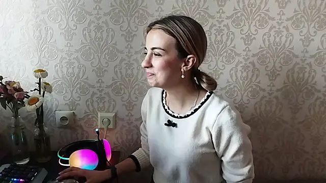 Snapshot of By_Mira chatting on May 30, 1:08 pm By Mira online show from May 30, 1:08 pm