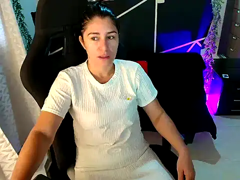 Snapshot of LUCYMILF_SEXY chatting on May 6, 11:59 am LUCYMILF SEXY online show from May 6, 11:59 am