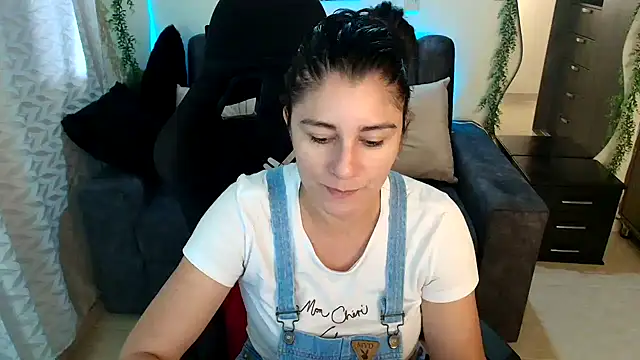 Snapshot of LUCYMILF_SEXY chatting on June 7, 3:38 pm LUCYMILF SEXY online show from June 7, 3:38 pm