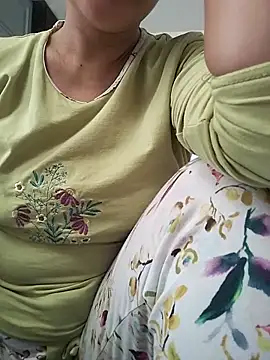 Snapshot of amira567 chatting on June 6, 10:42 am amira567 online show from June 6, 10:42 am