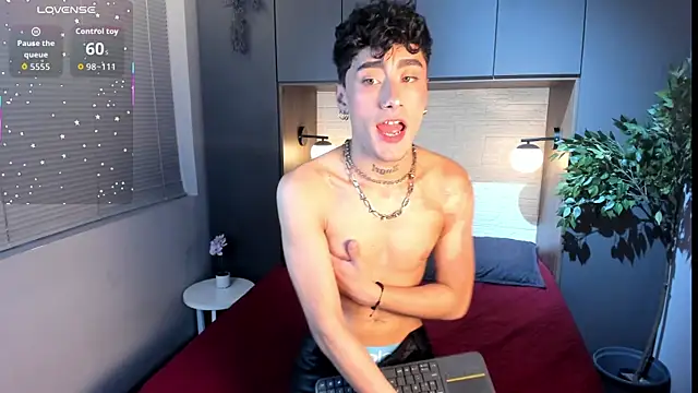 Snapshot of Spencerwhite_ chatting on May 17, 9:33 pm Spencerwhite online show from May 17, 9:33 pm